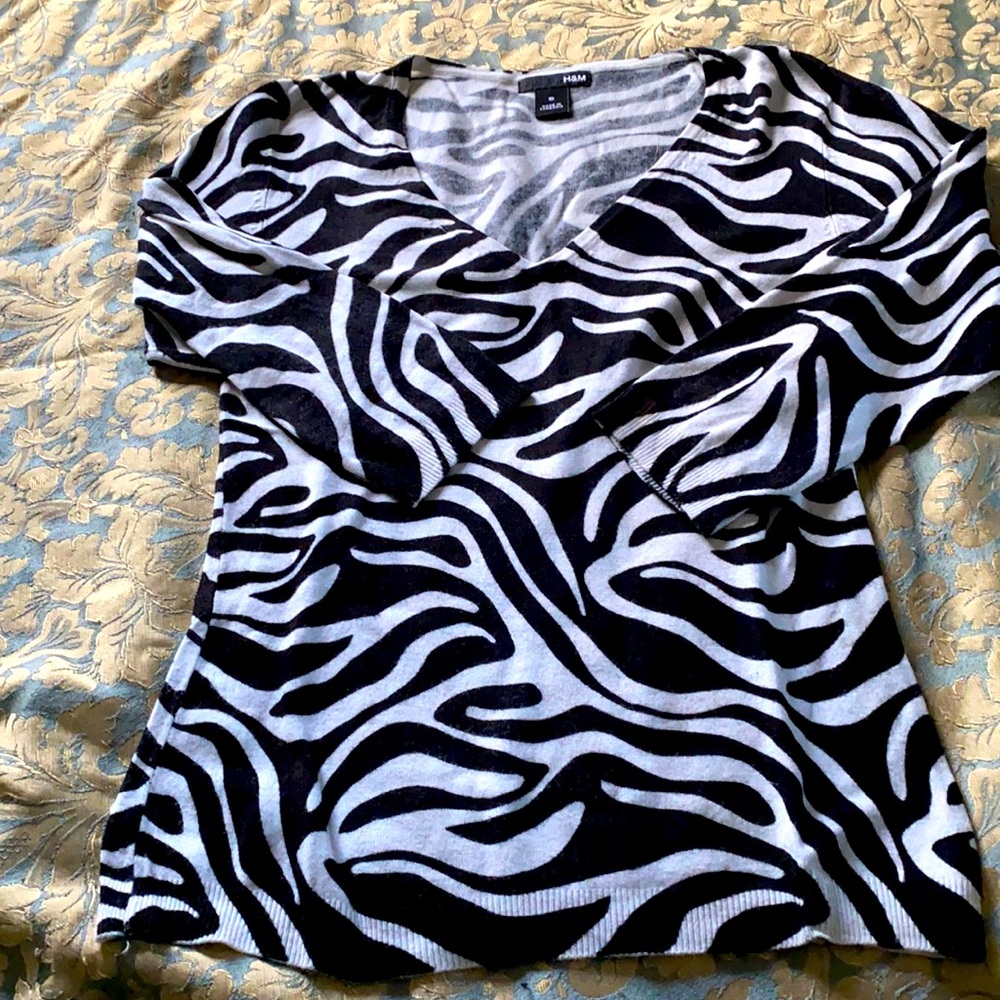 H&M 3/4 sleeves light sweater.